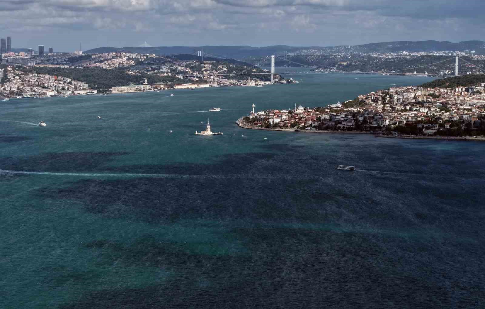İstanbul Boğazı turkuaza b&uuml;r&uuml;nd&uuml;