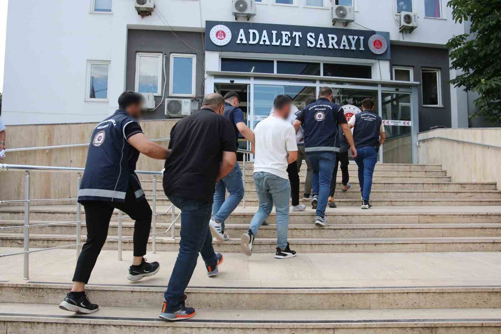Kocaeli merkezli 3 ilde g&ouml;&ccedil;men ka&ccedil;ak&ccedil;ılığı operasyonu: 9 tutuklama