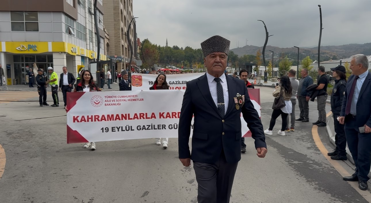 "Kahramanlarla Kardeşlik Yolunda" adım adım y&uuml;r&uuml;d&uuml;ler