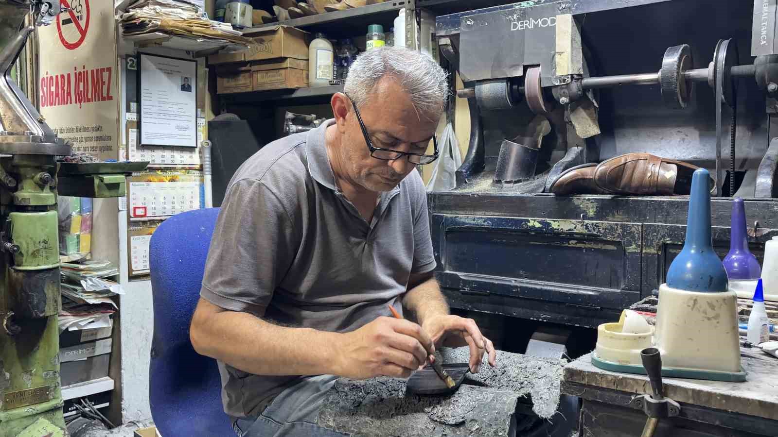 Babasından miras kalan ayakkabı tamirciliğini 43 yıldır yaşatıyor