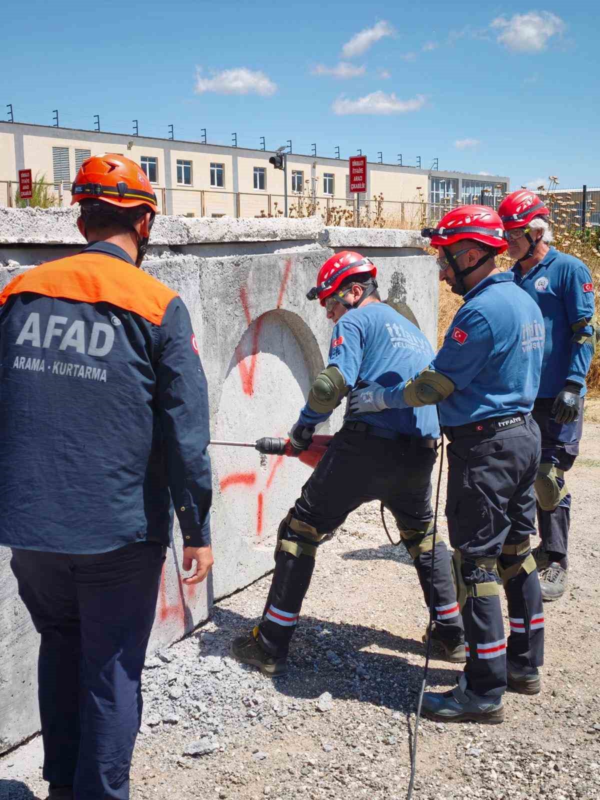AFAD&rsquo;ın afet eğitimleri s&uuml;r&uuml;yor