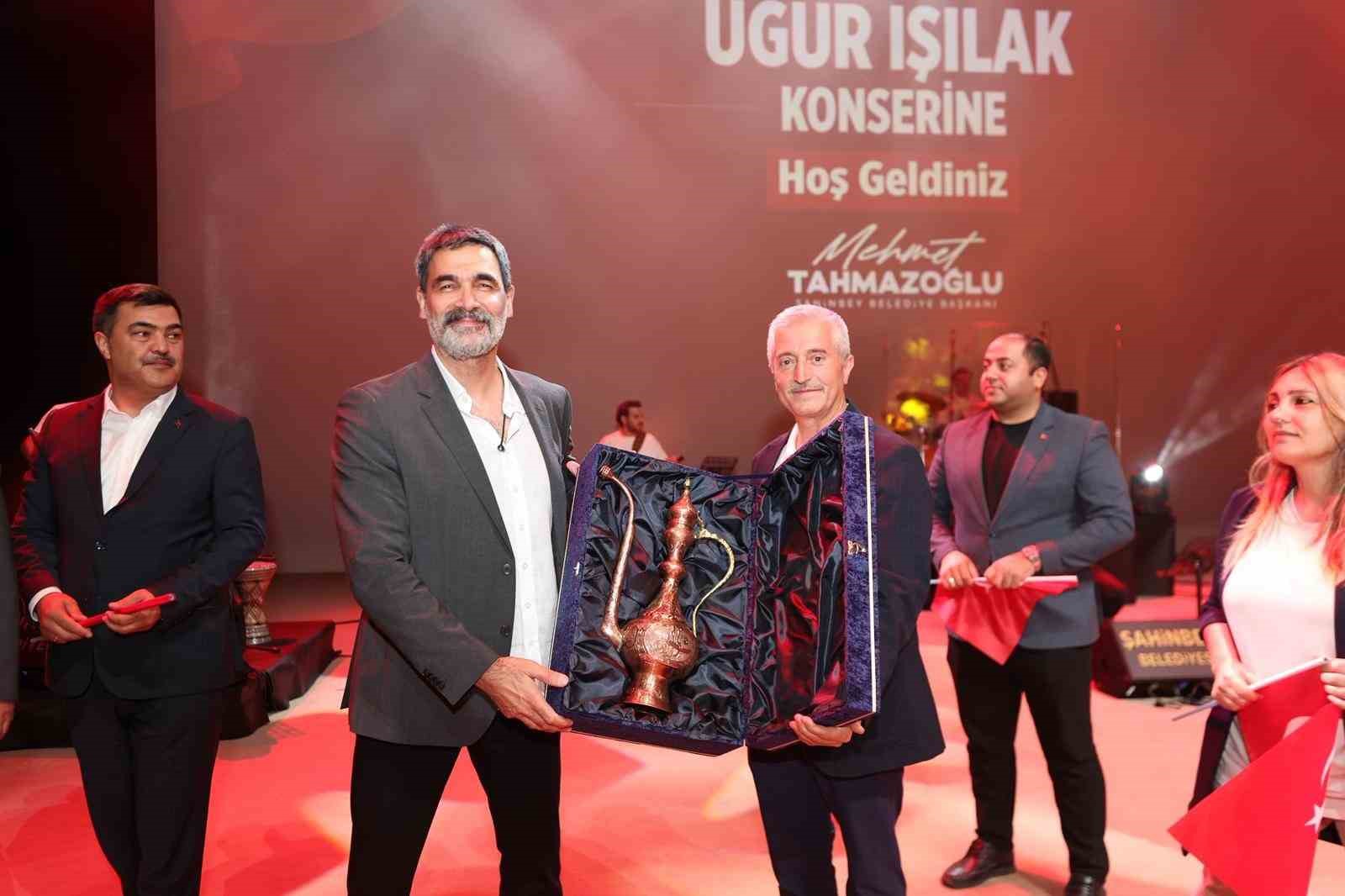 Şahinbey&rsquo;de zaferin coşkusu şarkılarla ta&ccedil;landı