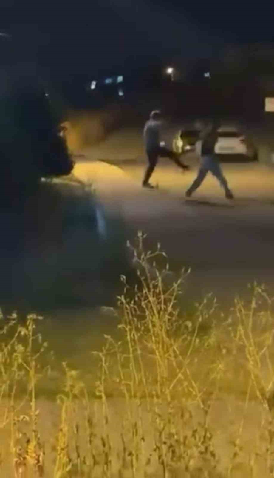 Oğluna mesaj attığını iddia ettiği genci sokak ortasında darp etti