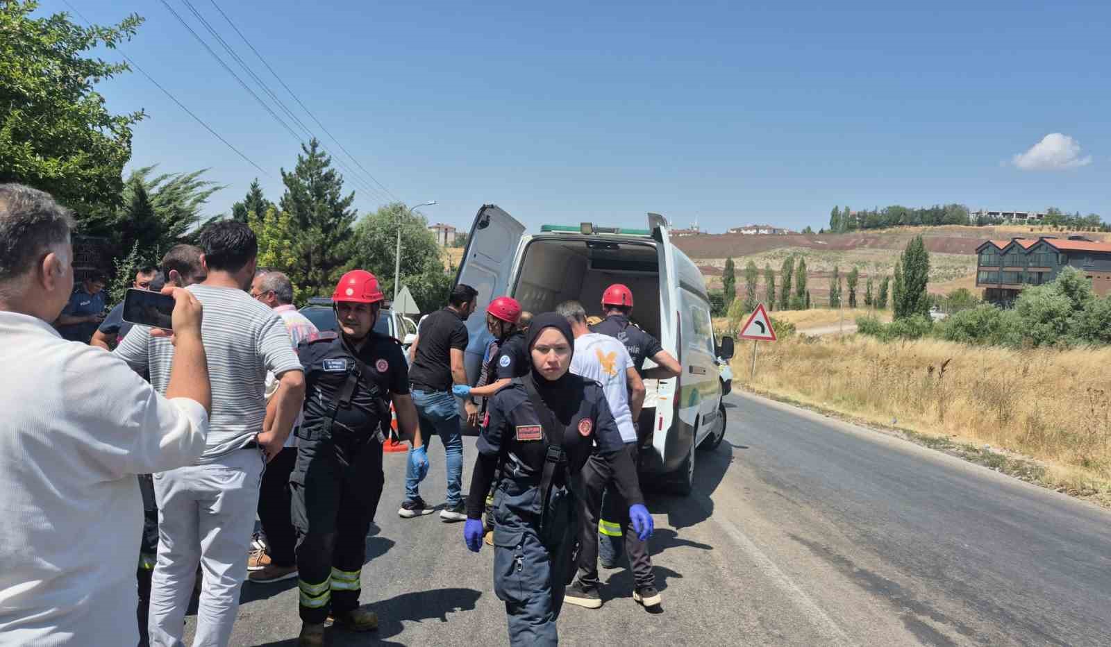 Feci kazada can veren kadının cenazesi sıkıştığı ara&ccedil;tan g&uuml;&ccedil;l&uuml;kle &ccedil;ıkarıldı