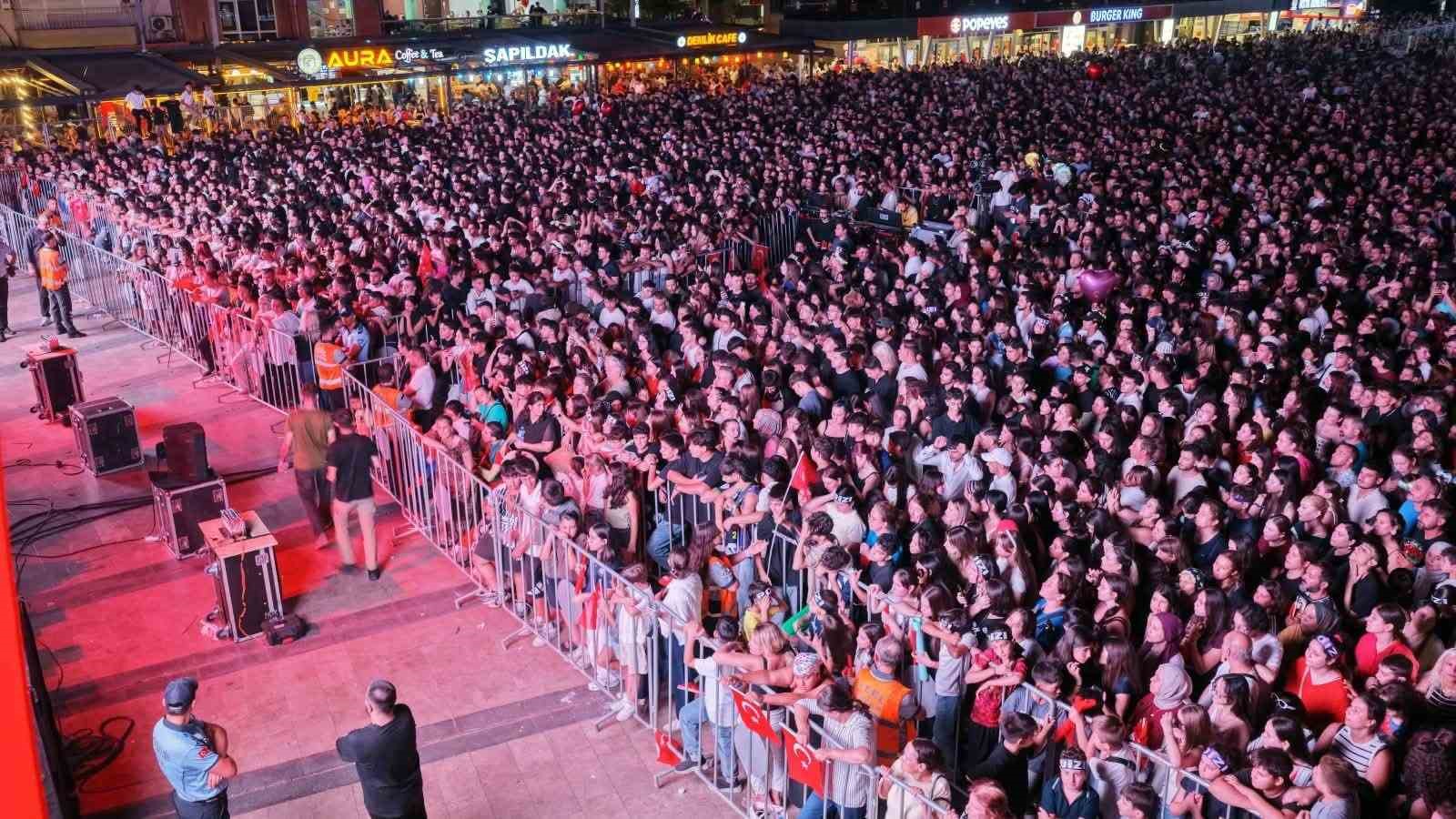 Aydın&rsquo;ın kurtuluş coşkusu Atat&uuml;rk Kent Meydanı&rsquo;na sığmadı