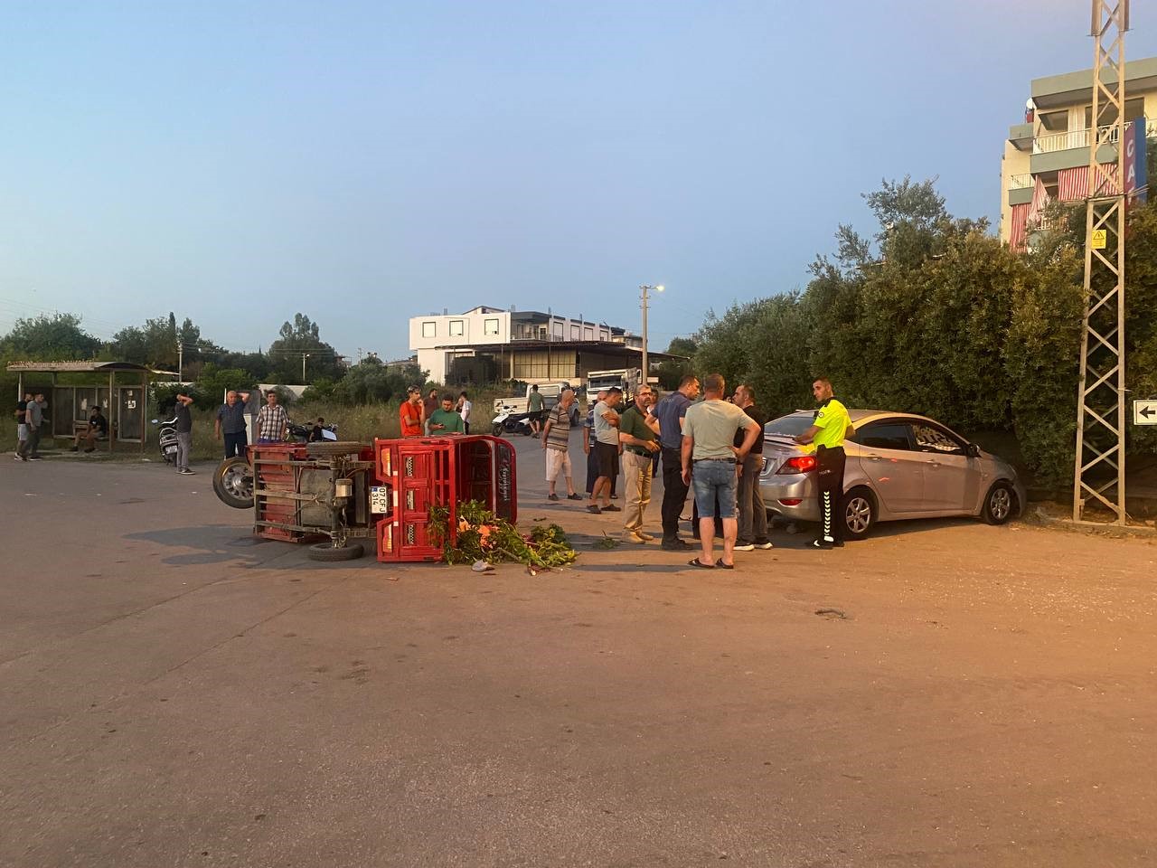 &Uuml;&ccedil; tekerli elektrikli motosiklet otomobille &ccedil;arpıştı: 4 yaralı