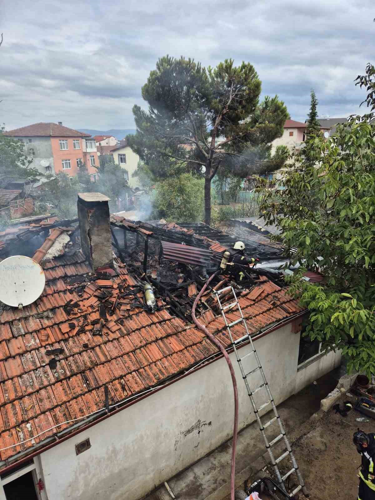 Ev alevlere teslim oldu, mahsur kalan engelli kadını itfaiye kurtardı