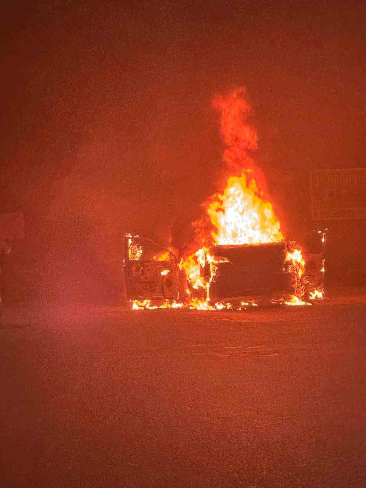 Alanya&rsquo;da seyir halindeki otomobil alevlere teslim oldu