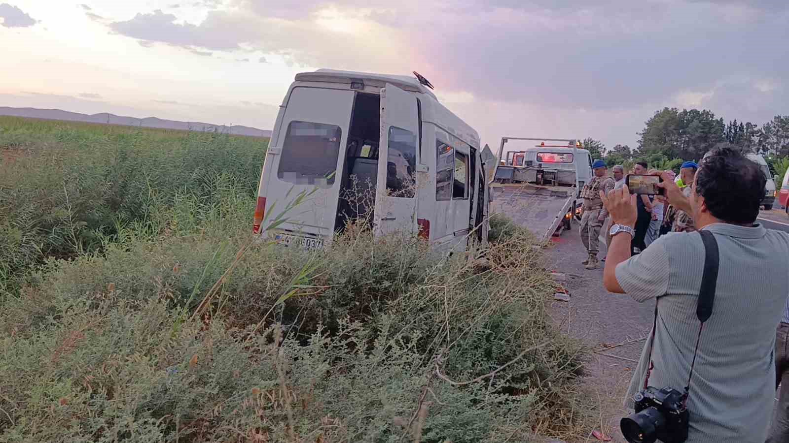Şanlıurfa&rsquo;da iş&ccedil;ileri taşıyan servis tahliye kanalına devrildi: 15 yaralı