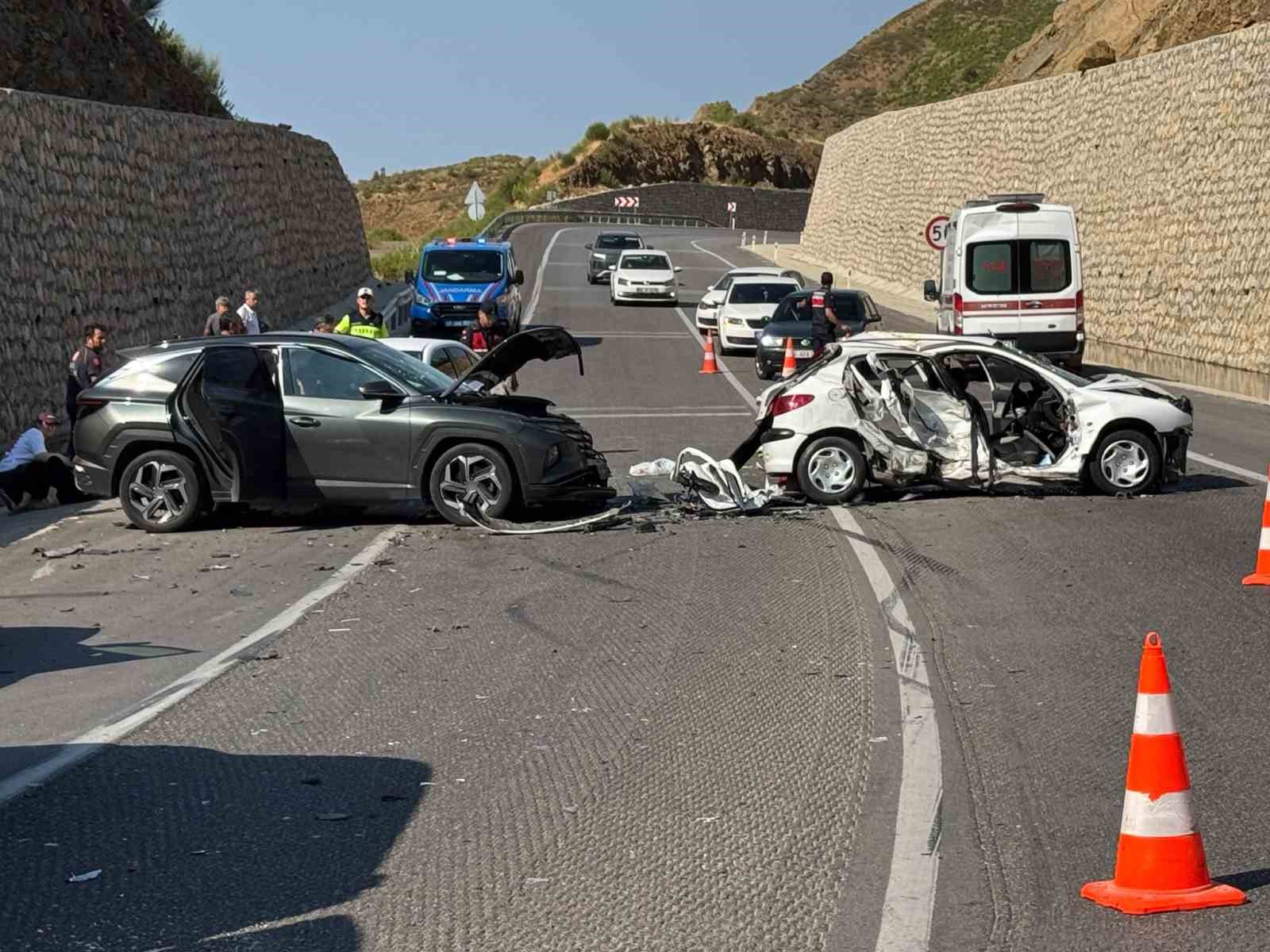 Karşı şeride geçip 3 araca çarptı: 4 yaralı