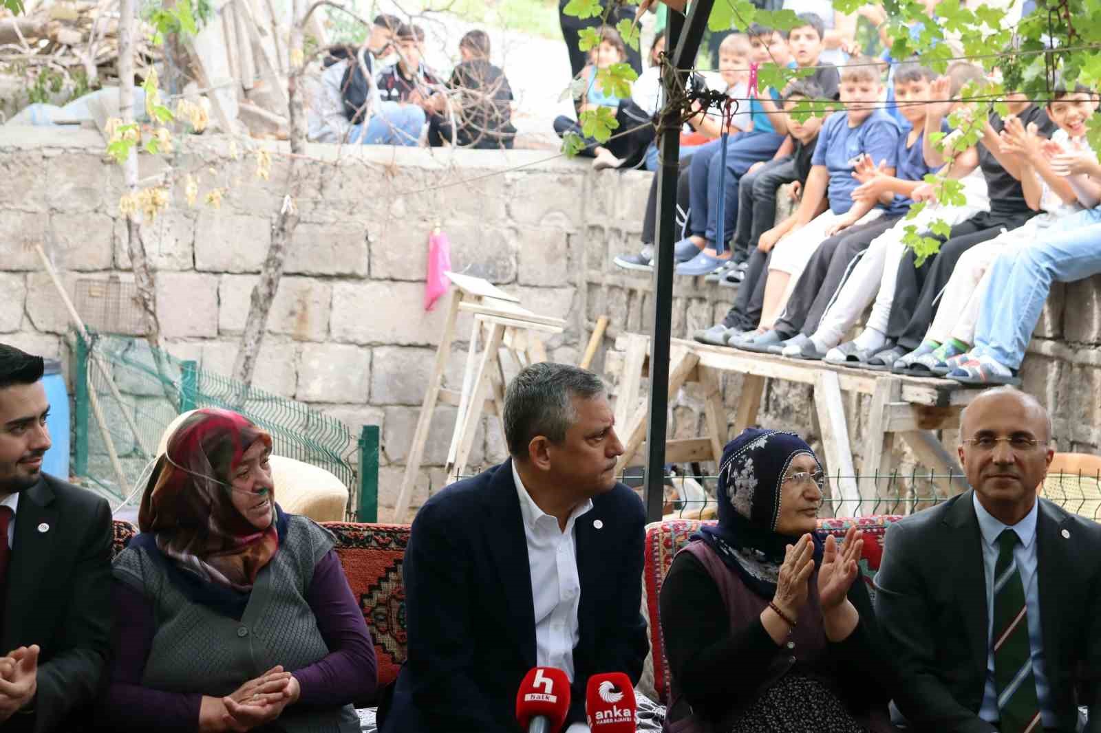 &Ouml;zg&uuml;r &Ouml;zel&rsquo;den gaf: "Kayseri&rsquo;ye CHP&rsquo;li belediyede getireceğiz"