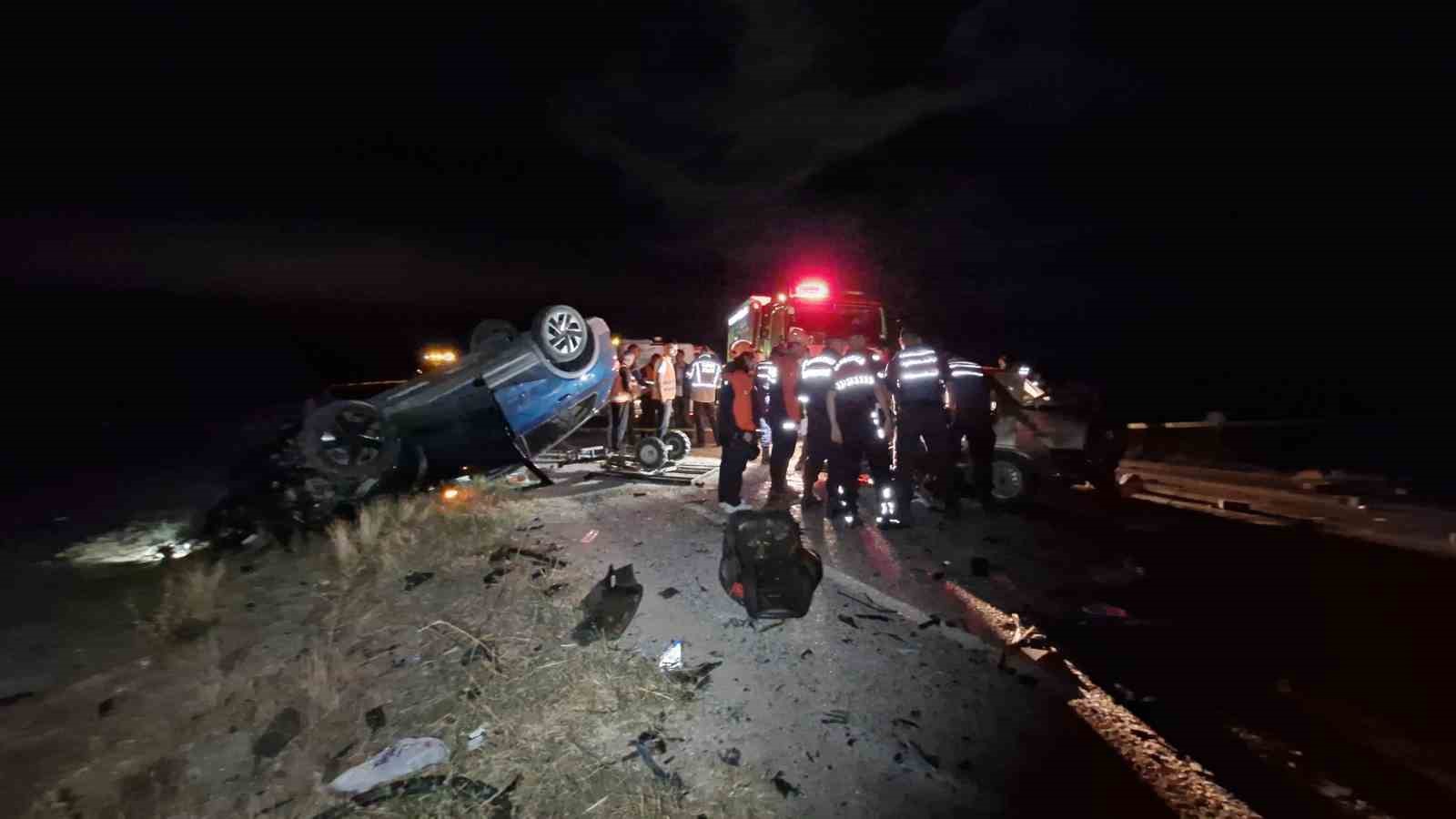 Karaman&rsquo;da iki otomobilin kafa kafaya &ccedil;arpıştı: 1 &ouml;l&uuml;, 1 yaralı
