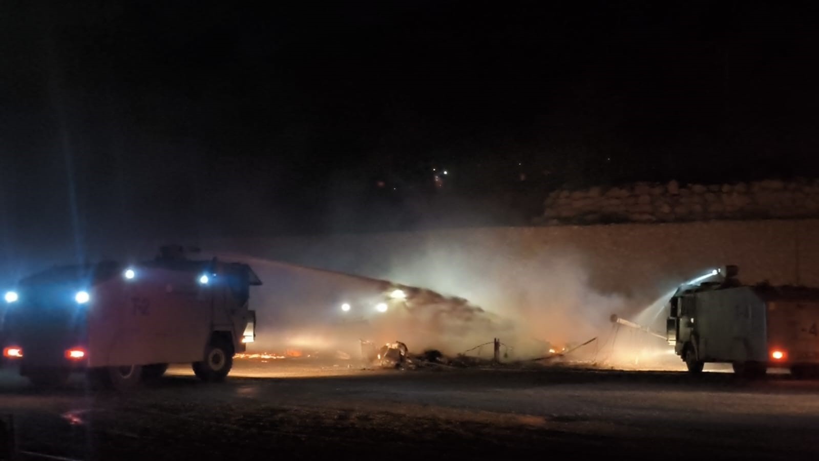 Balık&ccedil;ı Barınağı&rsquo;ndaki yangının ardından geriye demir yığınına d&ouml;nen tekneler kaldı