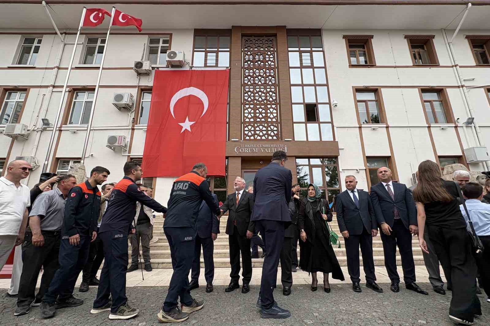 &Ccedil;orum&rsquo;da kent protokol&uuml; ve vatandaşlar bayramlaştı