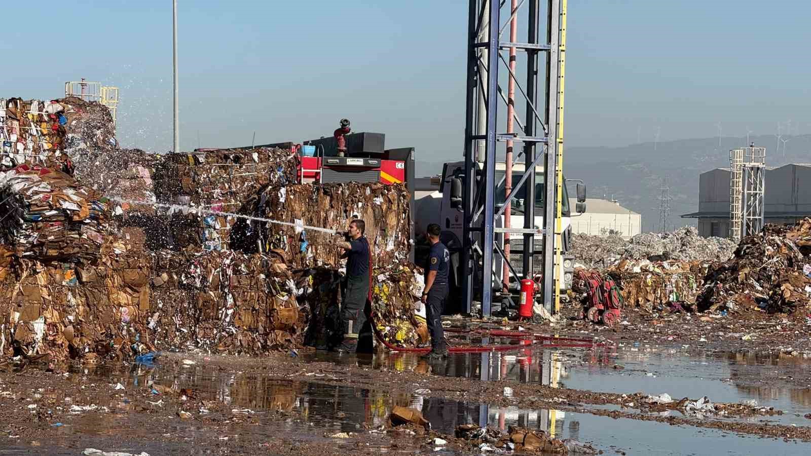 S&ouml;ke&rsquo;deki kağıt fabrikası yangınına itfaiyeden hızlı m&uuml;dahale