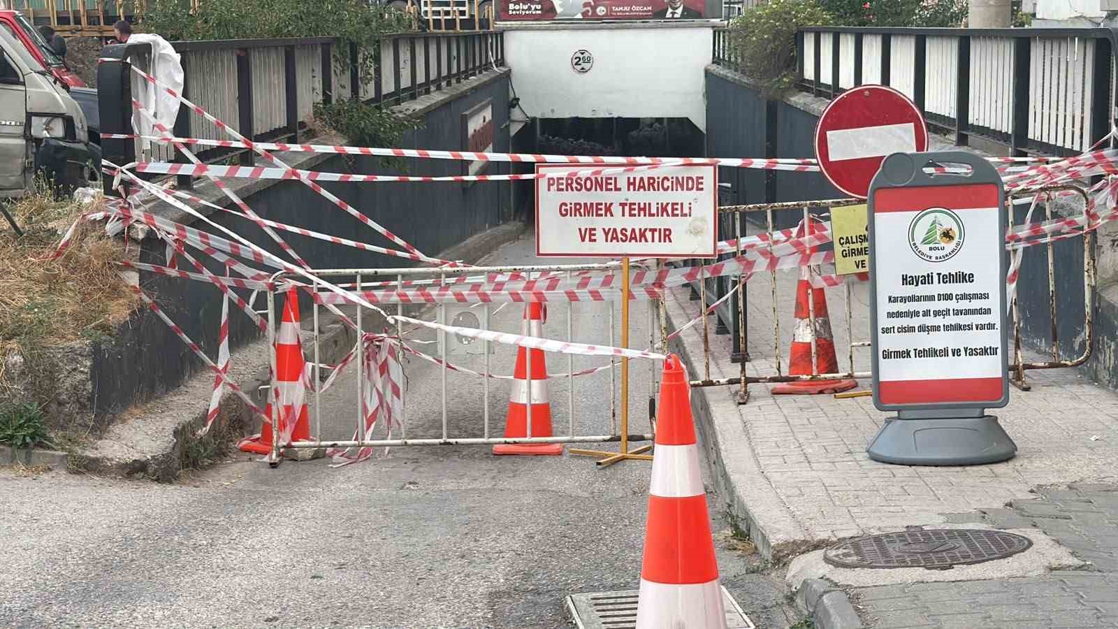 Tehlikeye aldırış etmedi: &Ccedil;&ouml;ken alt ge&ccedil;ide girip testereyle demir kesti