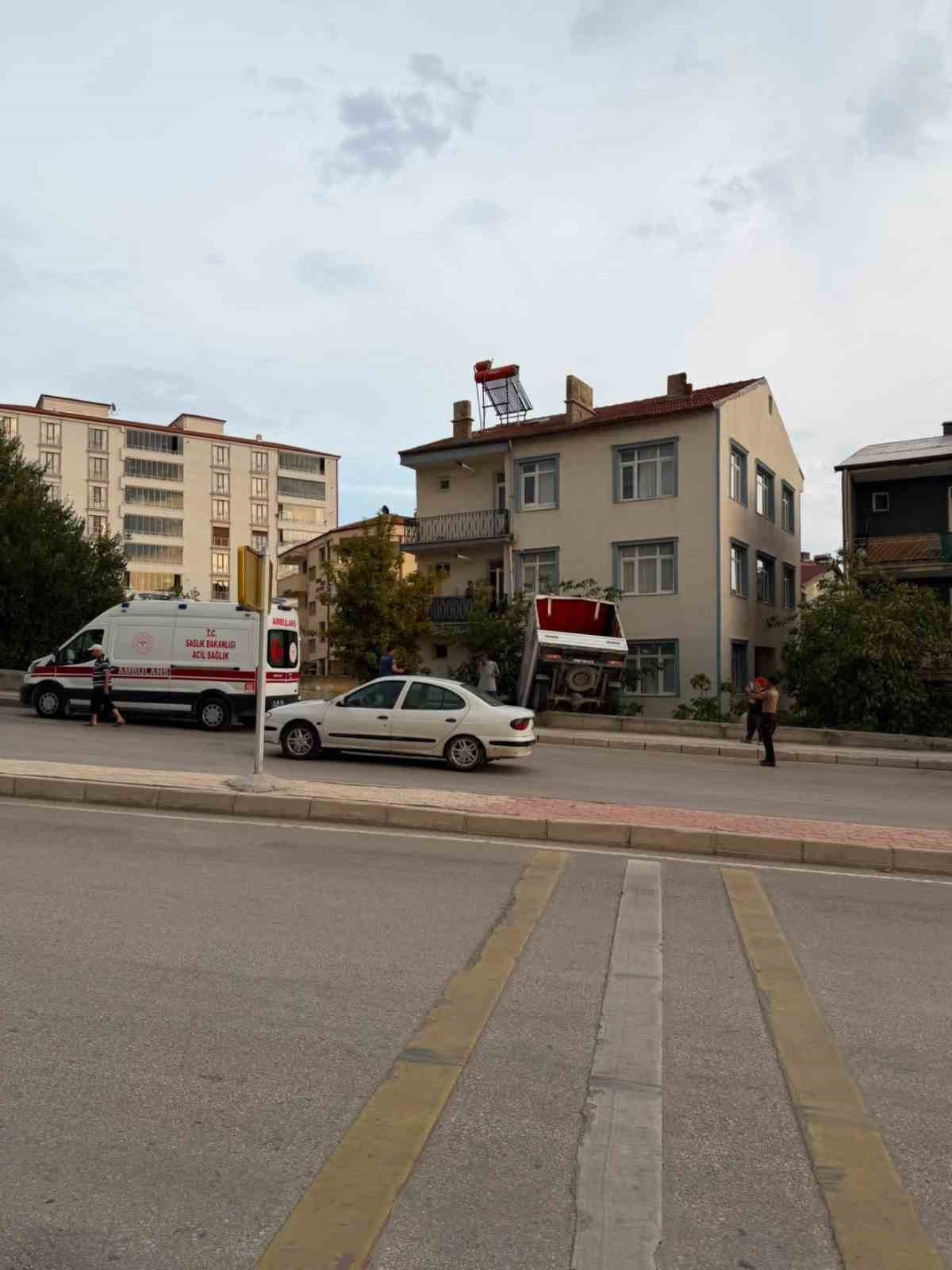 Kamyonet bah&ccedil;eye u&ccedil;tu: 1 yaralı