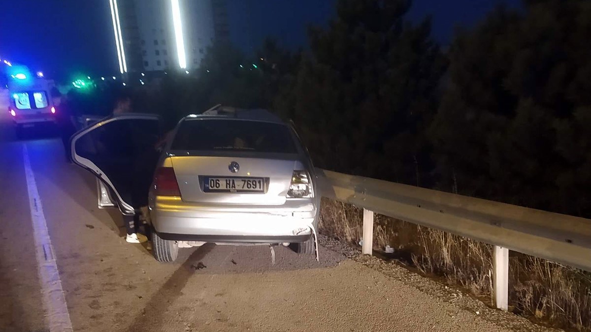 Otomobil ile yolcu otob&uuml;s&uuml; &ccedil;arpıştı: 1 &ouml;l&uuml;