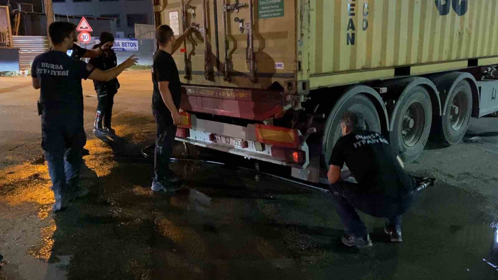 Lastik sebebiyle yanan tırı 10 kilometre s&uuml;r&uuml;p itfaiyeye yetiştirdi
