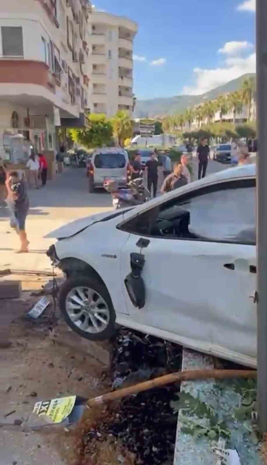 Antalya&rsquo;da otomobil &ouml;nce yayaya &ccedil;arptı ardından otob&uuml;s durağına daldı: 3 yaralı