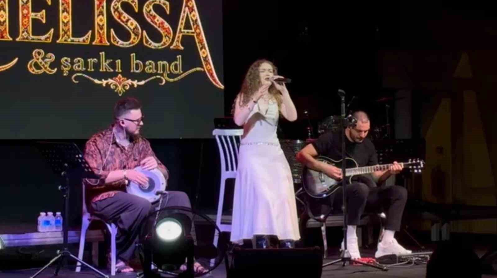 Romanyalı yıldız Amelissa&rsquo;dan Bodrum&rsquo;da bayram şovu