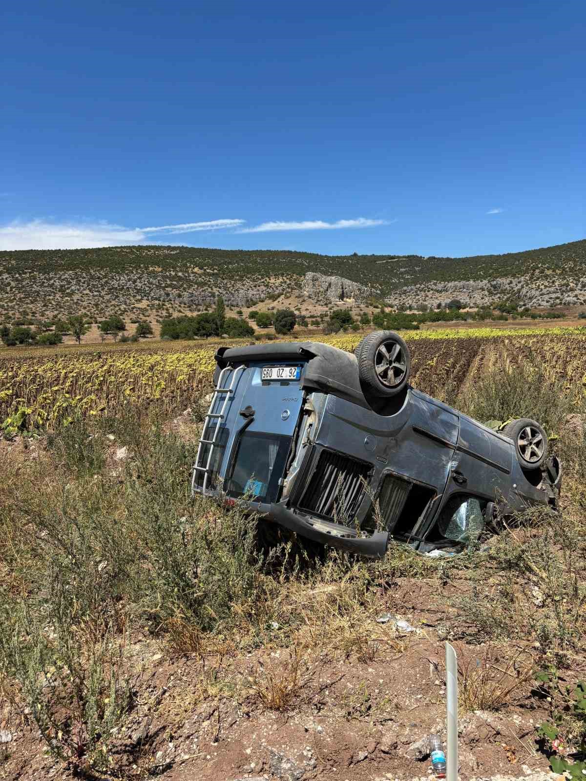 Bilecik&rsquo;te seyir halinde kontrolden &ccedil;ıkan ara&ccedil; takla atarken, s&uuml;r&uuml;s&uuml; yaralandı