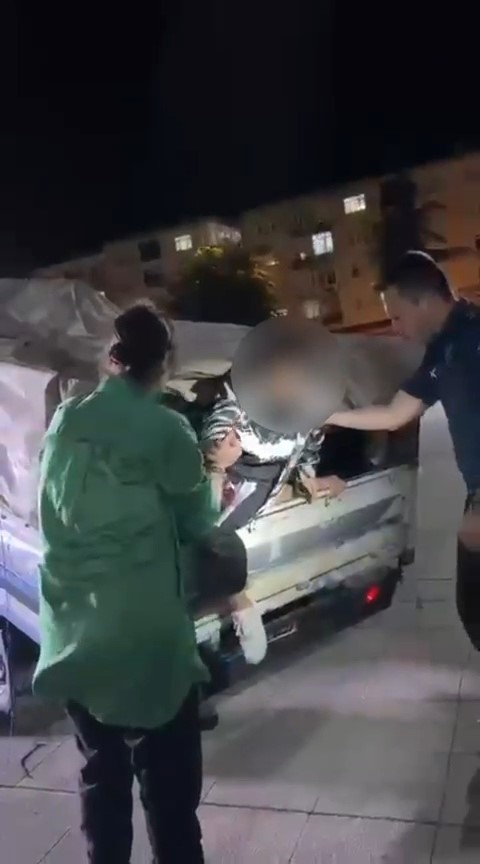 Kamyonette 19 d&uuml;zensiz g&ouml;&ccedil;men yakalandı: S&uuml;r&uuml;c&uuml; tutuklandı