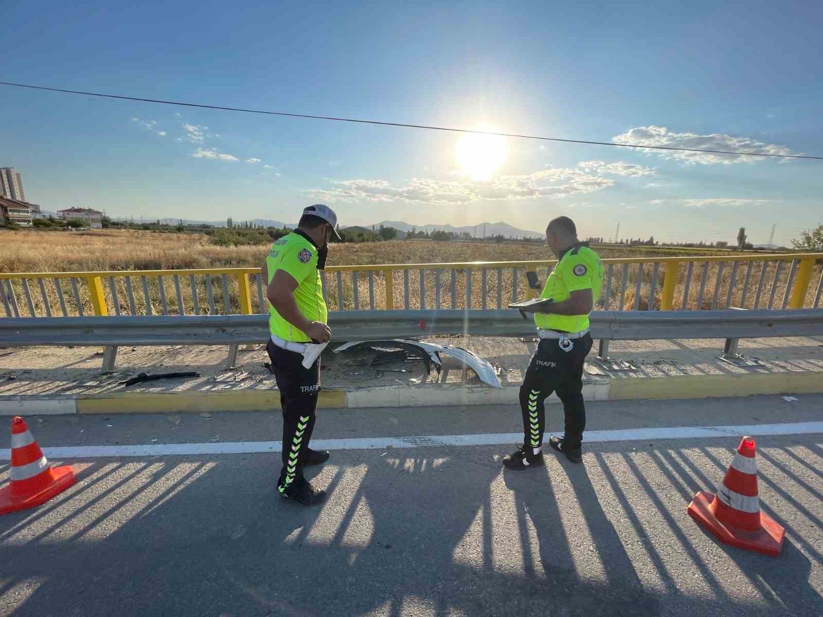 Lastiği patlayan otomobil bariyerlere &ccedil;arptı: 1 yaralı