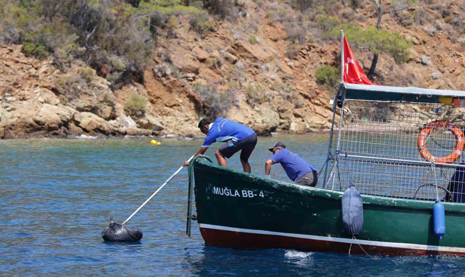 Yeşil ile mavinin buluştuğu koylardan 11 yılda 306 ton &ccedil;&ouml;p toplandı
