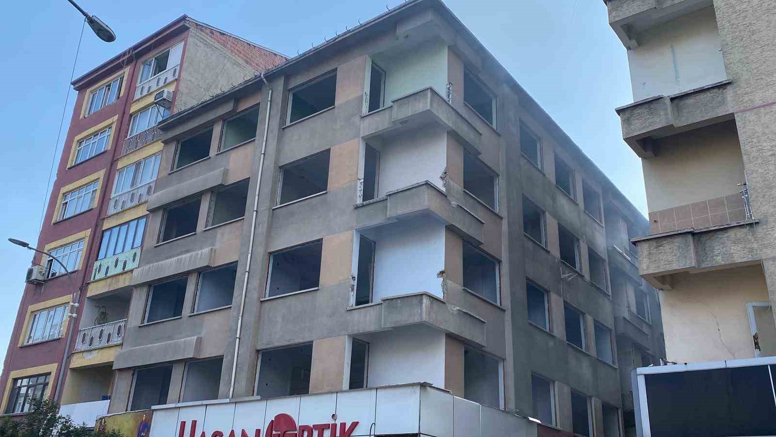 Elazığ&rsquo;da metruk binada yangın