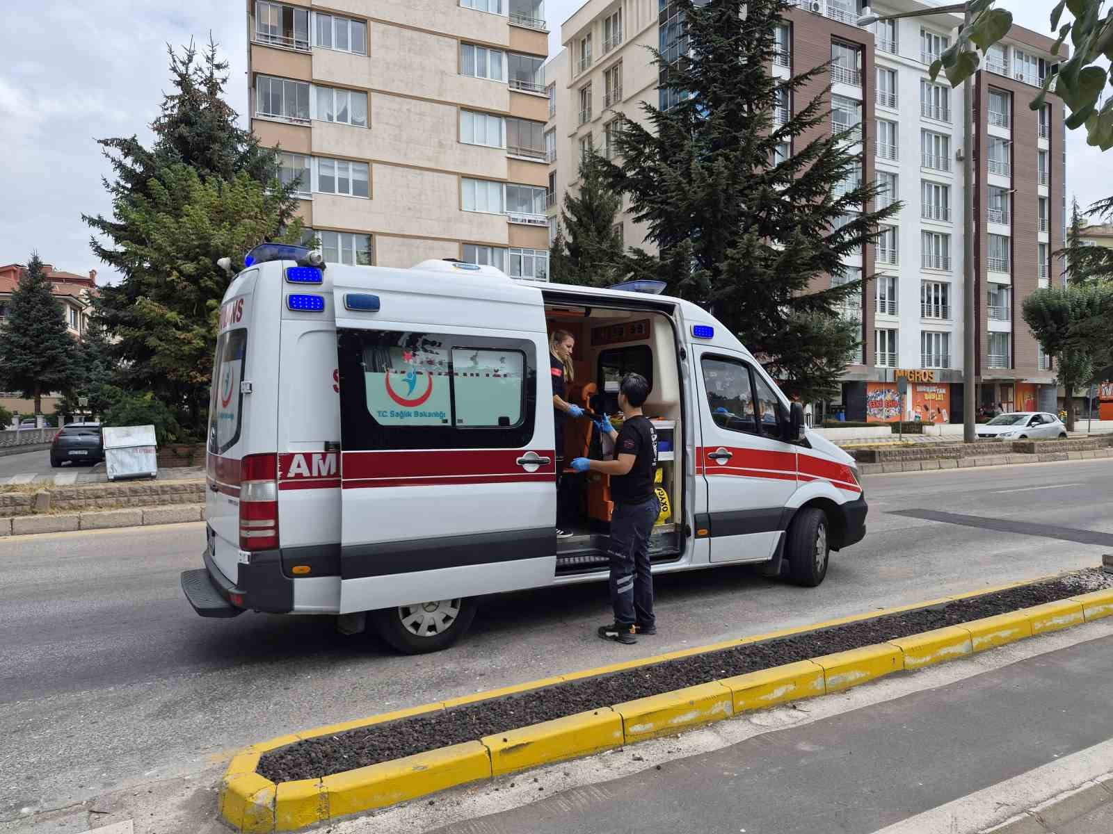 Eskişehir&rsquo;de otomobilin &ccedil;arptığı bisiklet s&uuml;r&uuml;c&uuml;s&uuml; yaralandı