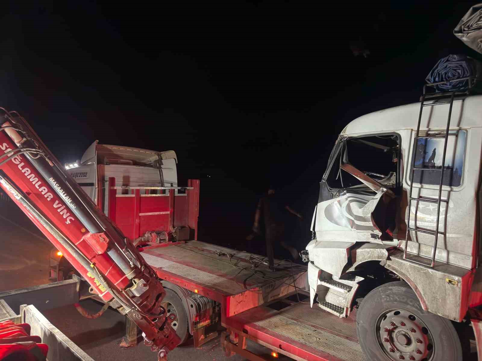 Yaralanan kamyon s&uuml;r&uuml;c&uuml;s&uuml;n&uuml;n feryatları y&uuml;rekleri burktu