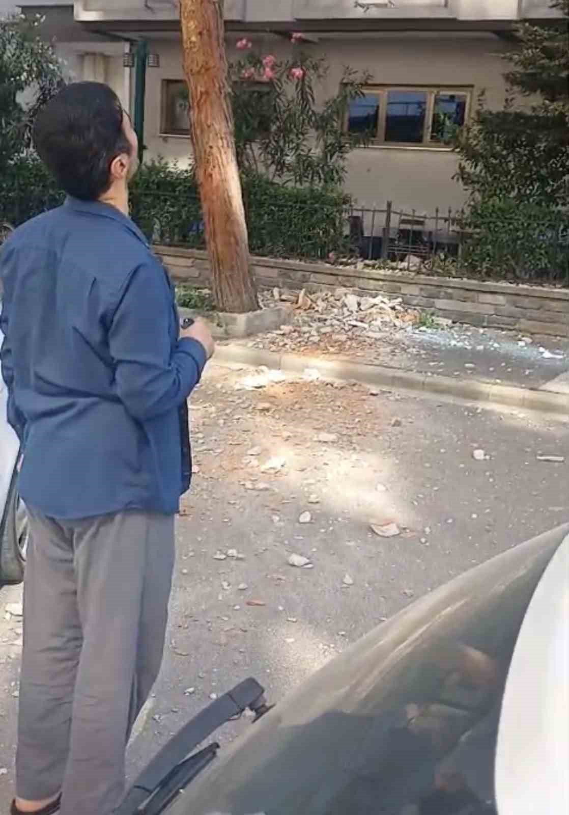 &Ouml;ğretmenevi duvarından kopan beton par&ccedil;aları korkuttu