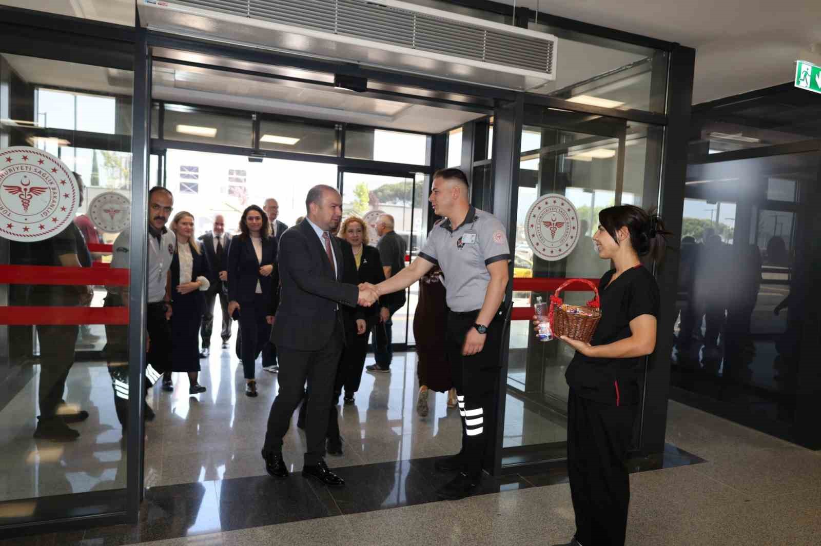 Aydın İl Sağlık M&uuml;d&uuml;r&uuml; Şenkul&rsquo;dan hastalara ve personele bayram ziyareti