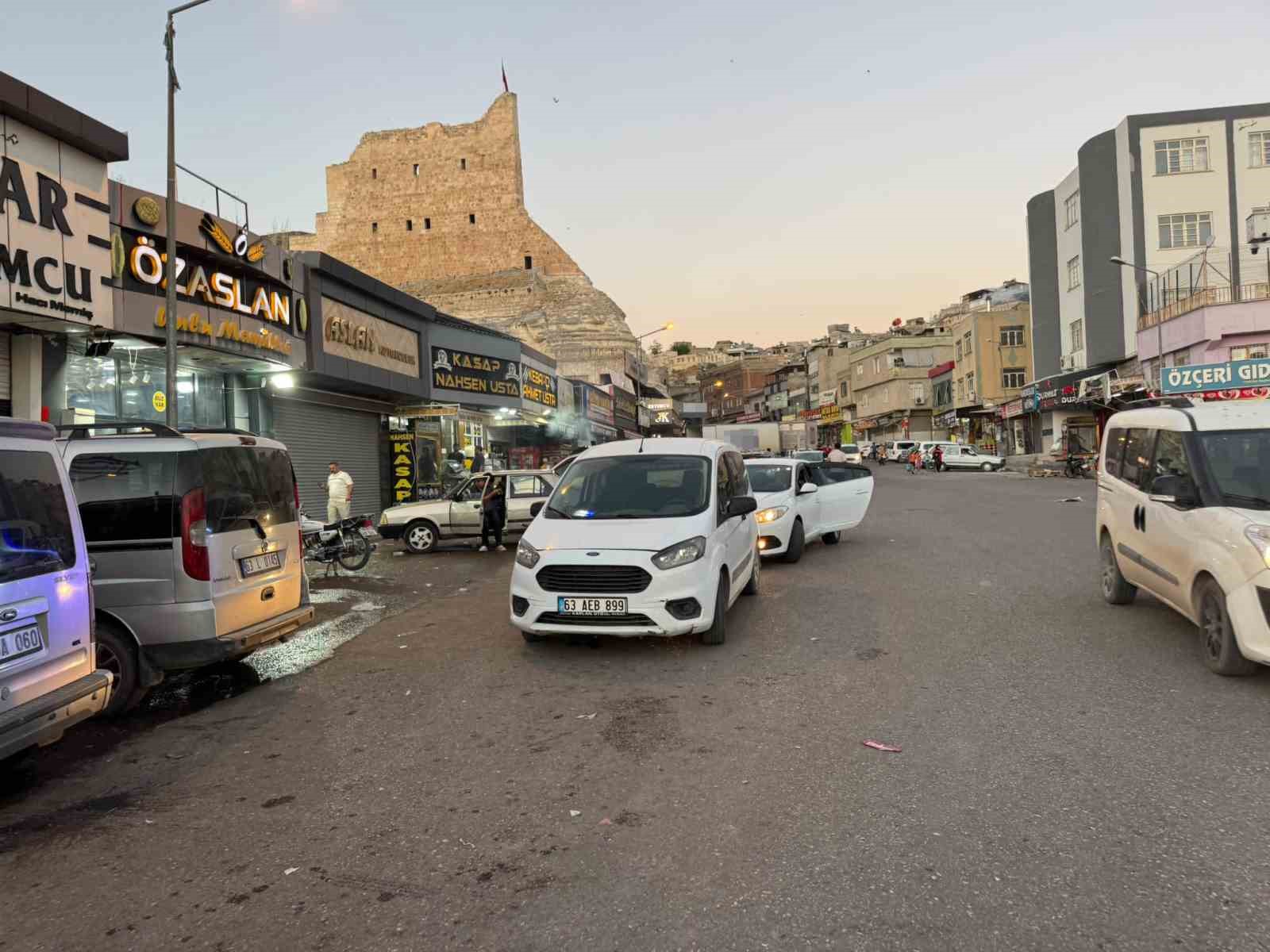 Birecik&rsquo;te bı&ccedil;aklı kavga: 1 yaralı