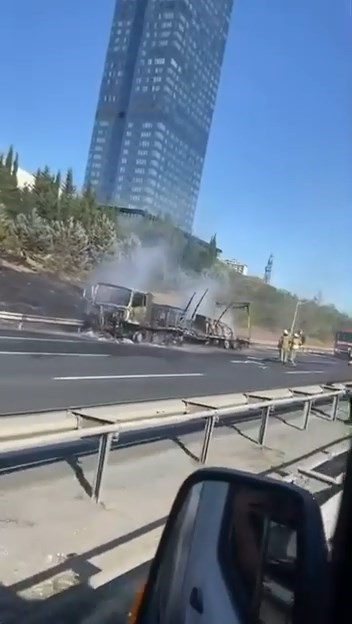 TEM Otoyolu&rsquo;nda seyir halindeki tır alev alev yandı