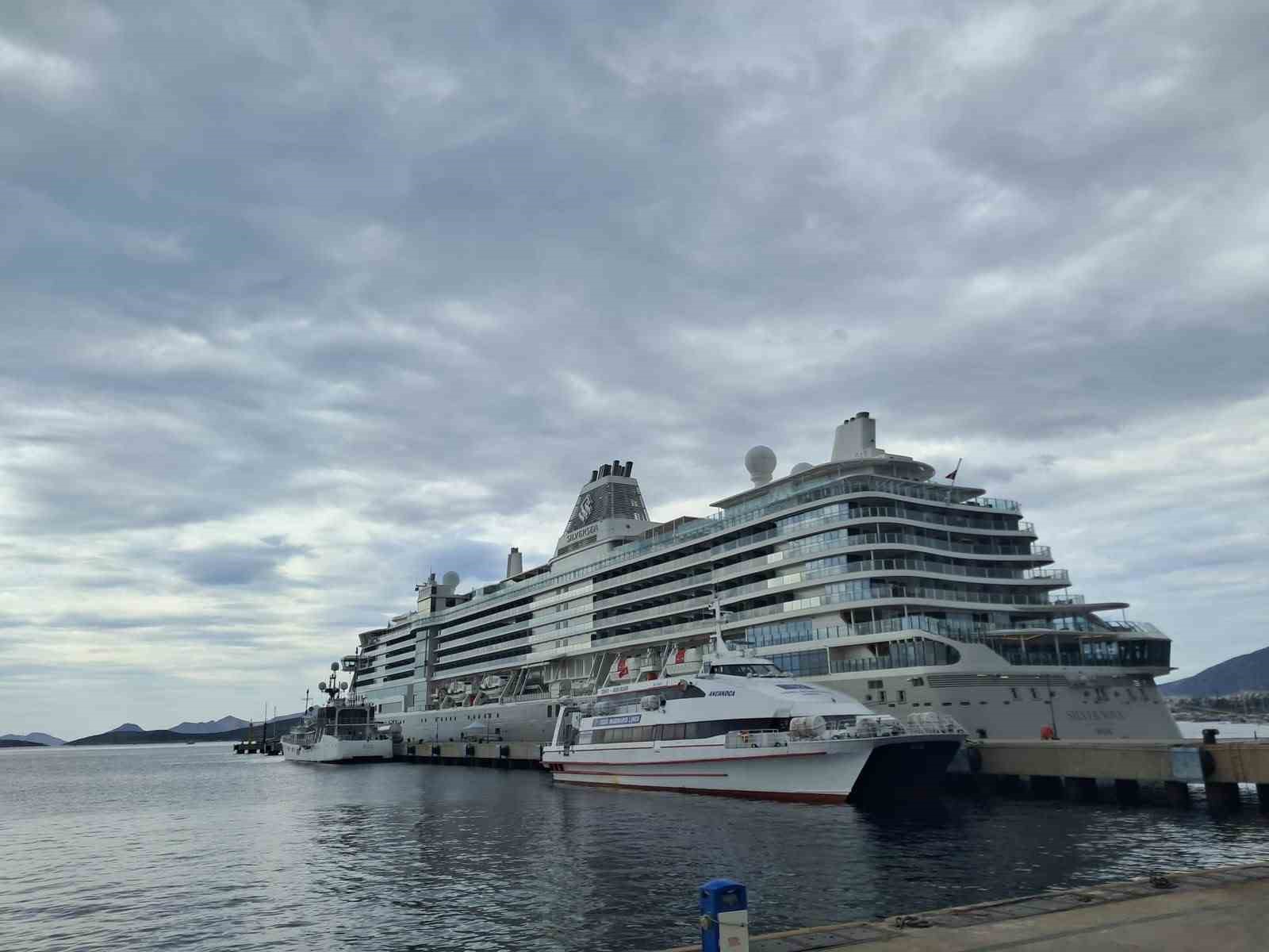 L&uuml;ks kruvaziyer Bodrum&rsquo;a yanaştı