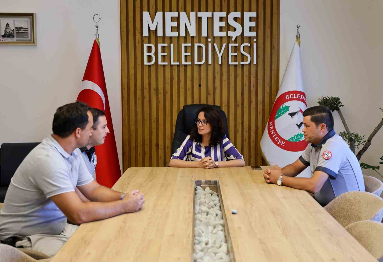 Menteşe&rsquo;de Bayrak saldırısının ş&uuml;phelisi belediye g&uuml;venliğinin dikkatiyle yakalandı