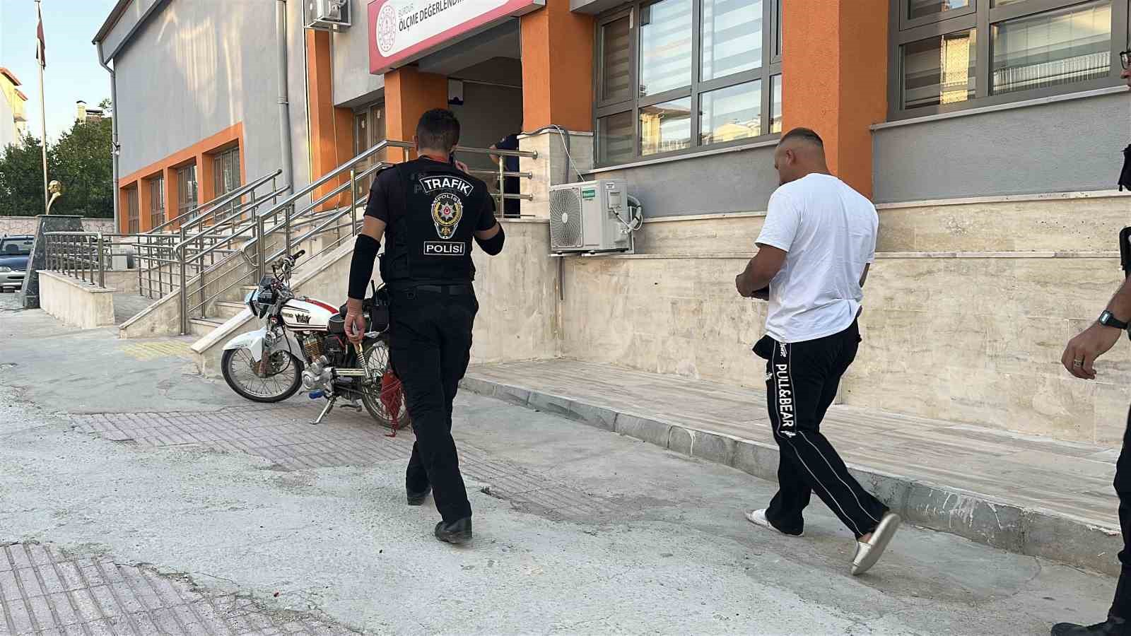 Polisten ka&ccedil;ıp ehliyet sınavına girdi: Polis sınav merkezi kapısında s&uuml;r&uuml;c&uuml;y&uuml; bekledi