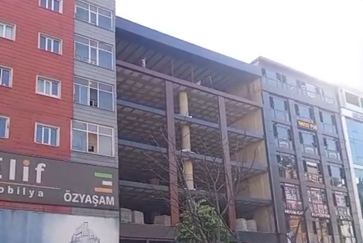 Binanın en &uuml;st katında intihara kalkışan şahsı son anda kurtardı: O anlar kamerada