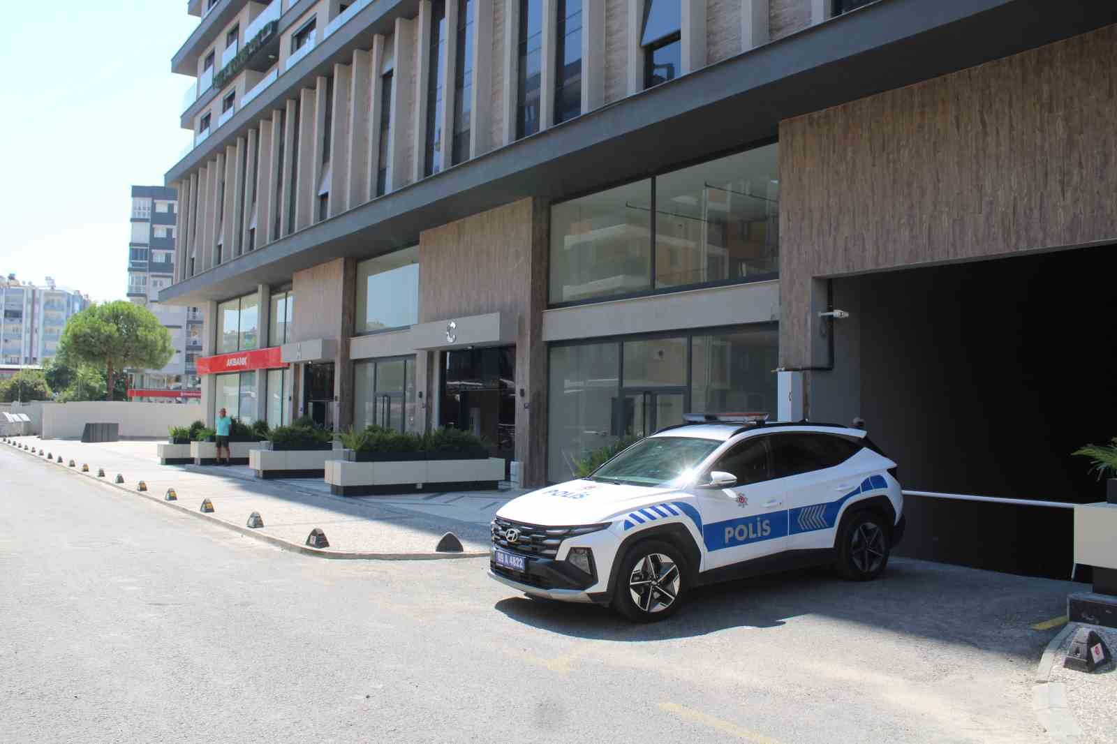 Apartmanın merdivenlerinden d&uuml;şen yaşlı adam hastanelik oldu