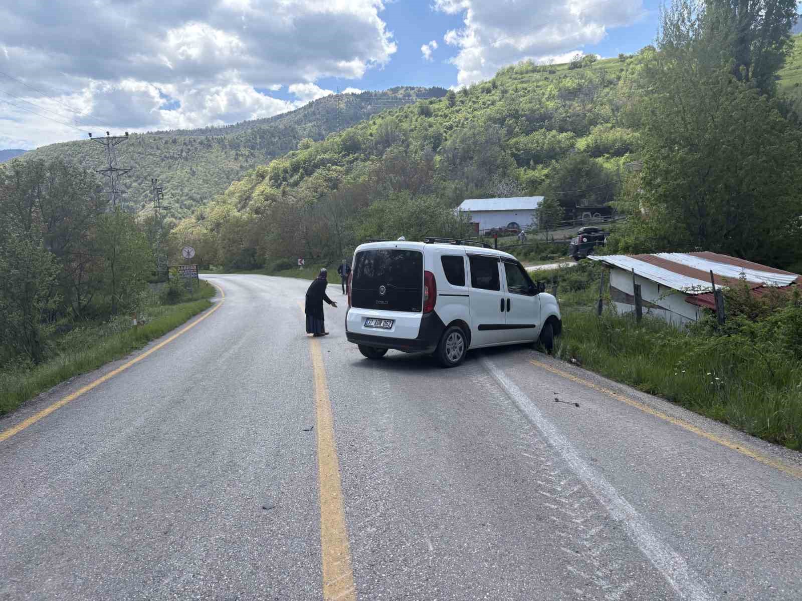 Cip ile hafif ticari ara&ccedil; &ccedil;arpıştı: 3 yaralı