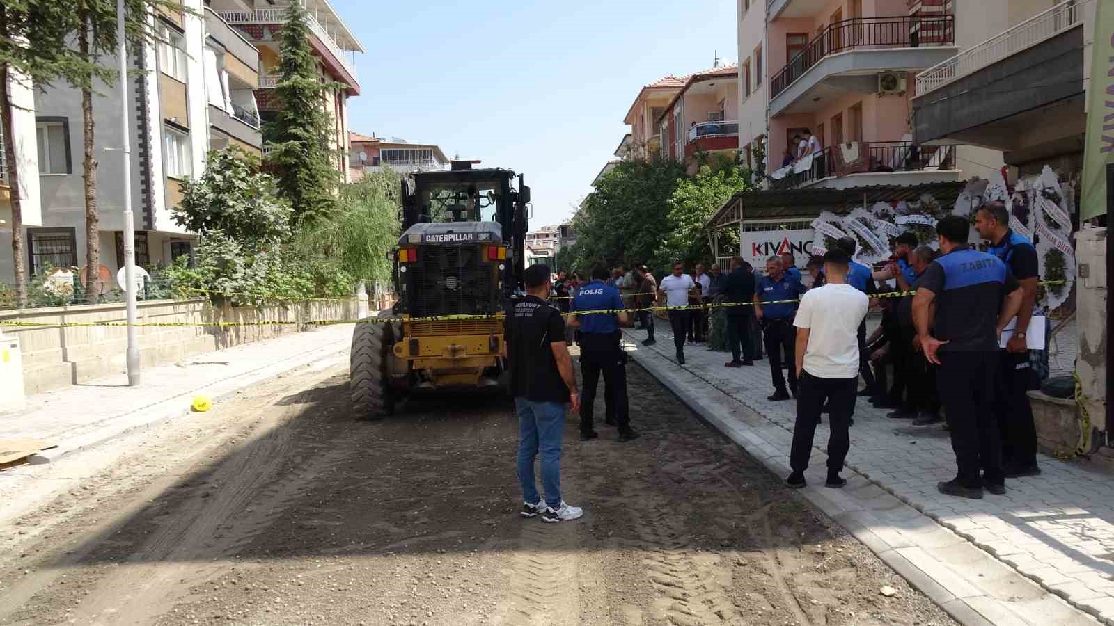 İş makinesinin altında kalan iş&ccedil;i hayatını kaybetti