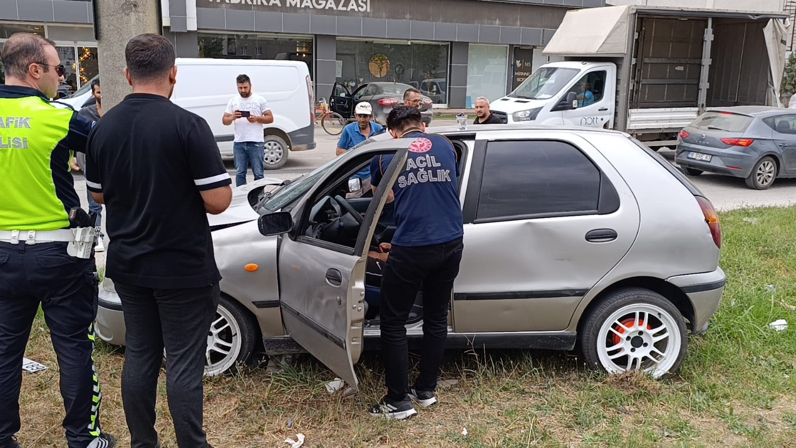 Kontrolden &ccedil;ıkan otomobil beton direğe &ccedil;arptı: 1 yaralı