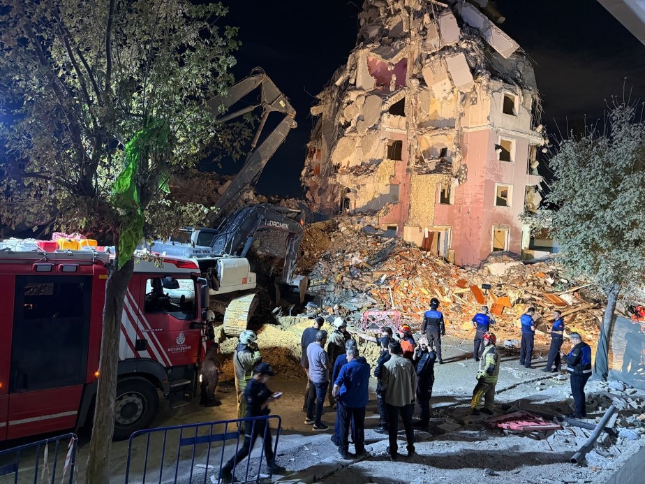 Küçükçekmece’de kentsel dönüşümdeki bina çöktü: 2 kişi yaralandı