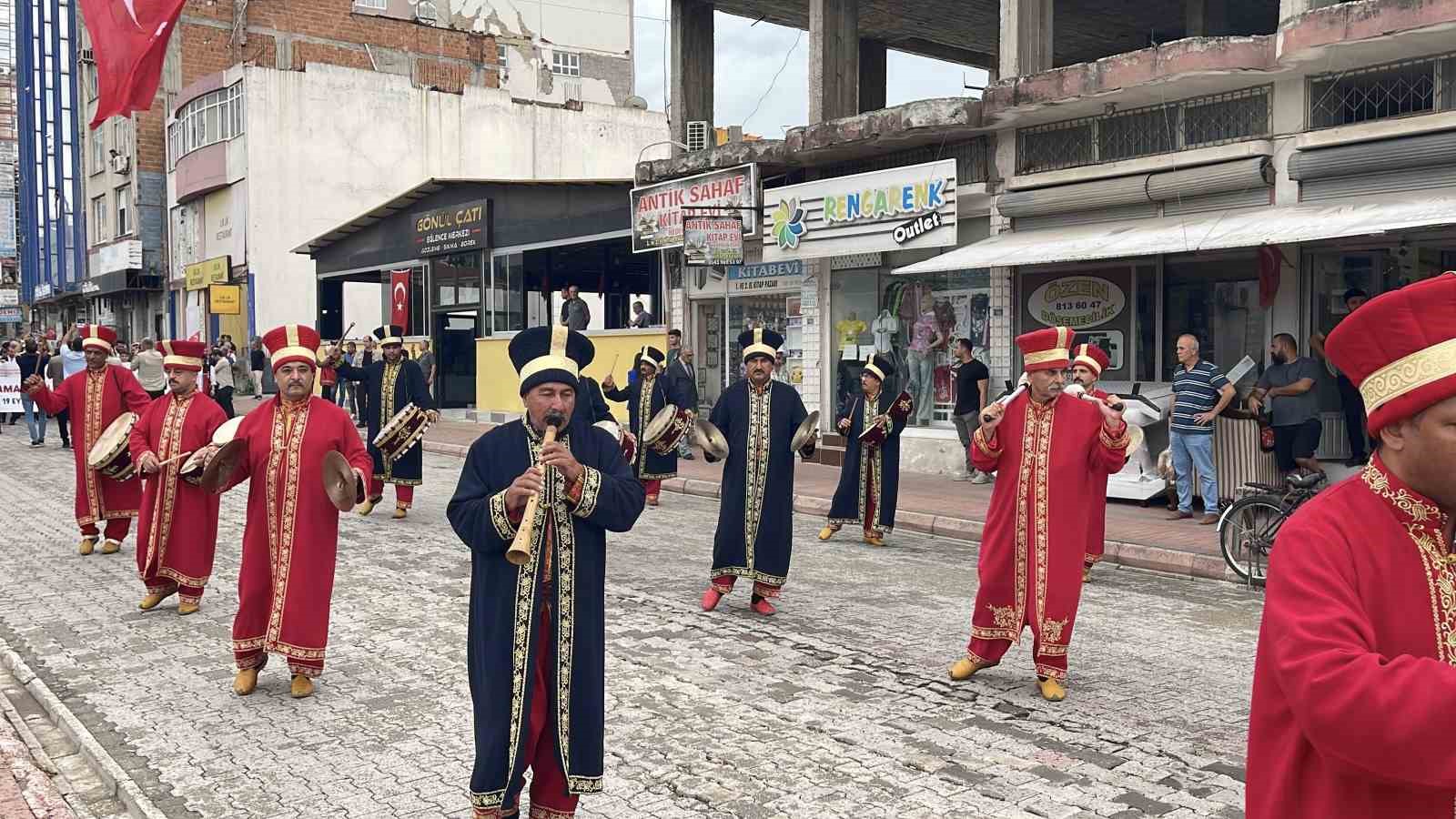 Osmaniye&rsquo;de gaziler mehter marşlarıyla y&uuml;r&uuml;d&uuml;