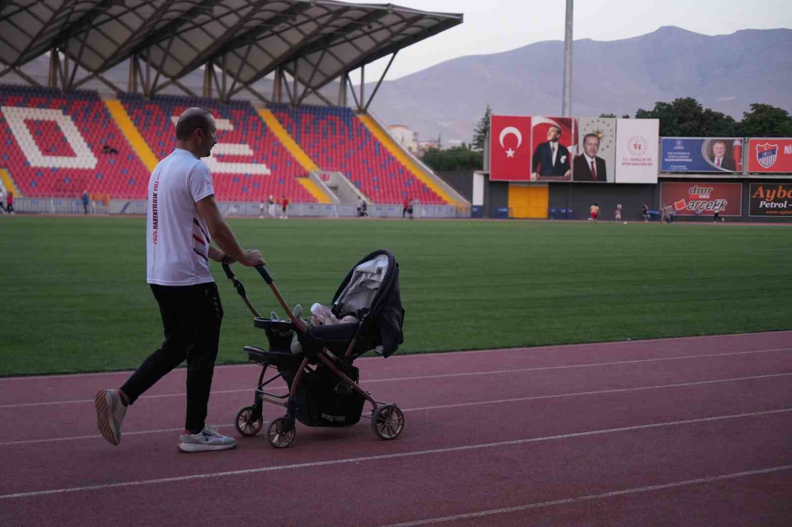 Niğde&rsquo;de sağlıklı yaşam i&ccedil;in 7&rsquo;den 70&rsquo;e herkes stadyumda buluşuyor