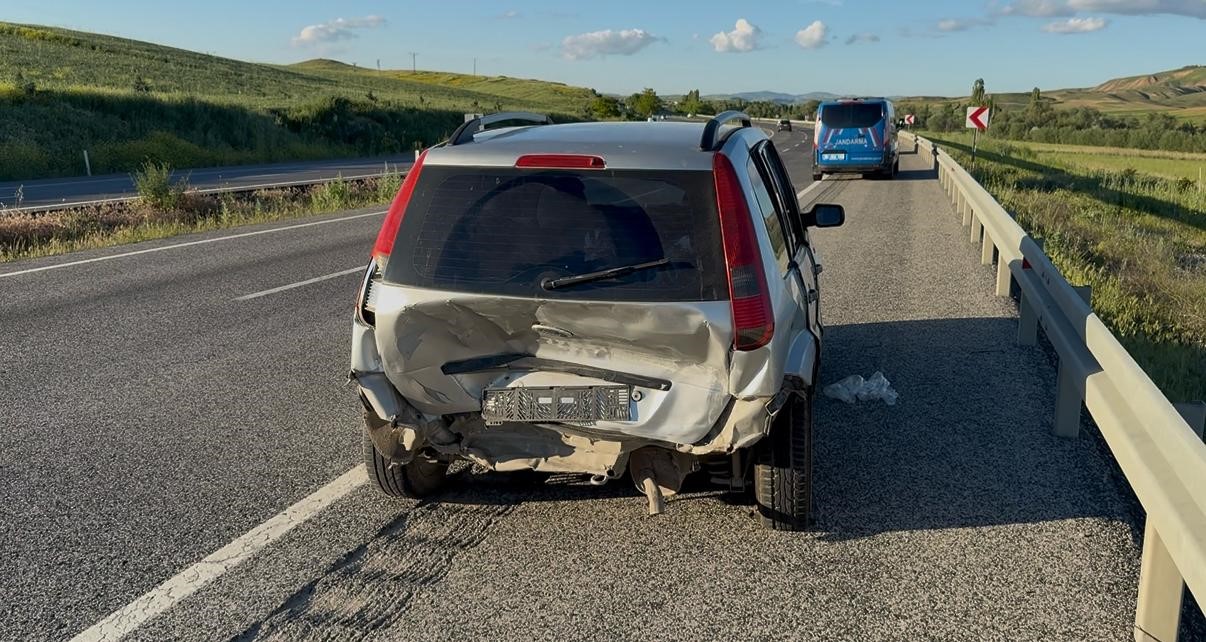 Yozgat&rsquo;ta iki otomobil &ccedil;arpıştı 8 kişi yaralandı