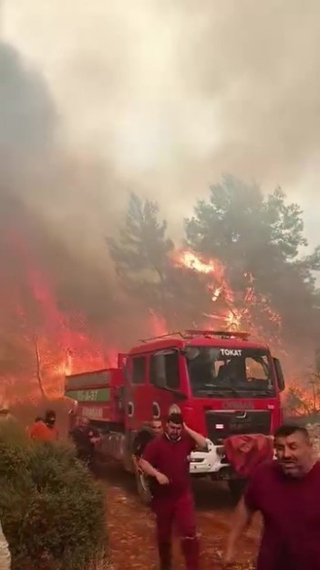 Antalya&rsquo;da ekipler alevlerin arasında kalmaktan son anda kurtuldu