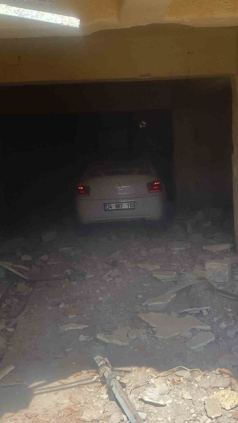 Kontrolden &ccedil;ıkan otomobil yol kenarında bulunan depoya girdi